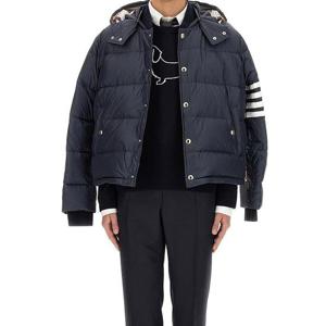 톰브라운 남성 라운드넥 니트 MKA486A Y1002 415_95317965