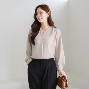 [바네사빈]앞핀턱 소매셔링 브이넥 블라우스 v00334