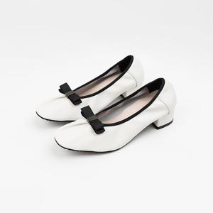 [신난다슈] 여성 구두 펌프스 힐 4cm 여자 리본 밴딩 발편한 통굽 소가죽 BS25105 화이트