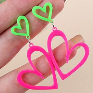 TEMU 1쌍 귀여운 & 섹시한 아크릴 하트 펜던트 귀걸이 - 가벼운 홀아웃 디자인, 생기 넘치는 그린 & 핑크, 레트로 스타일 발렌타인데이, 파티, 캐주얼 착용 - 여성용 연중 주얼리 선물, 귀여운 액세서리, 파티 소품, 경량 보석