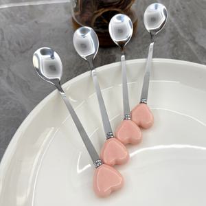 TEMU 커피, 및 음료용 컬러풀 하트 디자인 세라믹 핸들 스테인리스 스틸 디저트 숟가락 세트 4/8개, 광택 표면 식기류와 함께하는 홈, 레스토랑, 주방, 일상 식사, 생일 파티 및 휴일 모임에 적합한 디저트 스푼, 커피 스쿱, 과일 포크