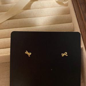 TEMU 여성을 위한 스타일리시한 골든 보우 스터드 귀걸이 한 쌍 - 캐주얼 룩에 어울리는 트렌디 디자인, 잠자리에 들이지 않아도 되는 컴팩트 선물