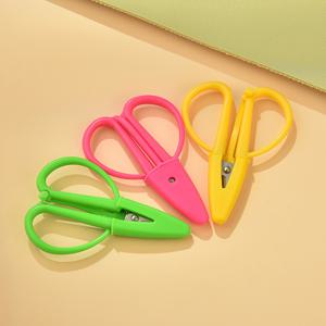 TEMU 컴팩트 실리콘 커버 미니 가위 - 휴대용 실 자르기 & 자수 가위, 안전한 뾰족한 끝, 재봉 및 공예에 이상적, 핑크/그린/옐로우 색상으로 제공