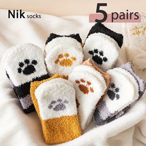 TEMU 청소년용 5켤레의 포근한 고양이 발 양말 - 부드러운 폴리에스터 니트, 반손가락 디자인과 장난기 있는 만화 패턴, 세탁기 사용 가능, 가을/겨울 따뜻함에 완벽, 귀여운 양말, 청소년용