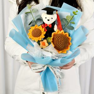 TEMU 핸드메이드 니트 느낌 부케와 졸업 곰 - 리얼리스틱 노란 꽃잎, 우아한 블루 포장지, 전원 필요 없음 - 졸업, 생일, 홈 데코, 학생 및 선생님을 위한 기념품, 사랑하는 이에게 주는 선물 - 내구성 있는 폴리에스터 플로럴 아레인지먼트, 축하 장식, 생동감 넘치는 디자인, 섬세한 공예