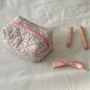 TEMU 1pc 퀼트 화장품 가방, 대용량 여행 스킨 케어 정리함, 자물쇠 패턴 메이크업 파우치, 스파 및 뷰티 제품을 위한 휴대용 부드러운 보관함 - 향기 없음, 배터리 없음.