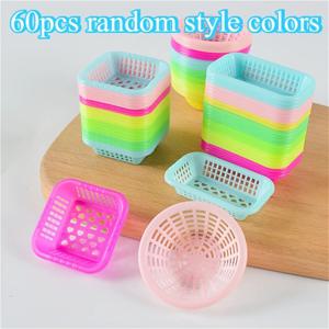 TEMU 60/100 내구성 있는 플라스틱 미니 바구니 - 컬러풀 혼합 색상, DIY 수제 재료, 보석 제작용, 열쇠고리, 냉장고 자석, 사무실 책상 및 미니어처 장식에 적합, 사무실 책상 정리함, 키체인 액세서리, 현대적 디자인, 튼튼한 구조, 가벼운 바구니, 소형 저장 용기, 공예 바구니, 홈 오거나이저, 보석 제작자, 선반 바구니