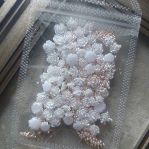 TEMU 3D 장미 카멜리아 꽃 네일 아트 꾸미기 세트, DIY 수제 수지 흰색 꽃 네일 액세서리, 무향 네일 장식 키트, 매니큐어 및 페디큐어용 골드 비즈 포함