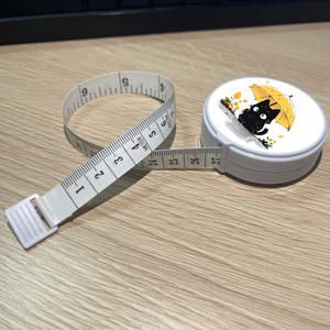 TEMU 귀여운하고 사랑스러운 고양이 테마 휴대용 테이프 측정기 2가지 색상으로 제공됩니다. 이중 메트릭/영국 시스템으로 78.74인치까지 측정할 수 있습니다. 다기능 소프트 테이프는 몸, 허리, 가슴 크기를 측정하는 데 이상적입니다. 비토식이며 DIY 공예, 집 리노베이션 및 전문 사용에 적합합니다. 컴팩트한 디자인은 부드러운 작동과 내구성을 보장합니다.