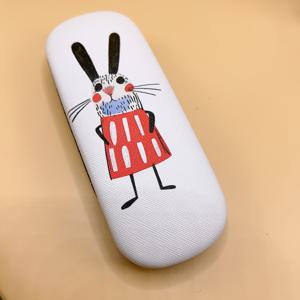 TEMU 귀여운 만화 토끼 안경 케이스 - 부드러운 합성 가죽, 빨간색과 흰색 줄무늬 드레스가 있는 귀여운 토끼 디자인, 안경 보관용으로 소형 및 내구성이 뛰어남, 안경 보관용 케이스 | 재미있는 디자인 | 합성 가죽 케이스
