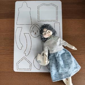 TEMU DIY 자수 패턴 템플릿 인형 - 안경, 파란색 드레스 및 체크무늬 스커트가 있는 손수 짠 퀼트 걸 인형, 자수 핀 및 직물 조각이 포함되어 있습니다. 크래프팅, 자수 액세서리, 크래프팅 용품, 재미있는 디자인, 세부적인 공예 기술이 있습니다.