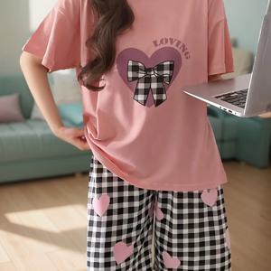 TEMU 여성을 위한 캐주얼한 루즈핏 파자마 세트, 하트 모양과 체크무늬의 리본 타이, 문자 프린트가 있는 짧은 소매 라운드 넥 탑과 반바지로 구성되어 있으며, 편안함과 편안한 핏을 위한 디자인입니다.