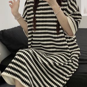 TEMU 여성용 여름 반팔 슬립셔츠 드레스 - 체인 패턴, 라운드넥 풀오버 미디엄 길이 홈웨어, 내장 브라 & 가슴패드 포함, 통기성 좋은 기계 세탁 가능, 캐주얼 및 휴가용 편안한 잠옷, 비침 방지 소재