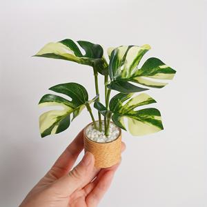 TEMU 1/6 스케일 미니어처 인공 몬스테라 잎 식물과 짠 화분 - 리얼리스틱 그린 & 화이트 바레이트 잎, 내구성 있는 플라스틱 실내/외부 장식용 테이블탑, 생일 선물, 추수감사절 및 노동절 홈 & 오피스 , 미니 식물, 자연스러운 외관, 유지보수 불필요