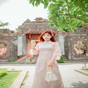 호이안에서 전통적인 아오자이와 함께 사진 촬영