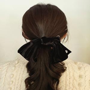 [오에이알] Vintage Mood Cameo Velvet Ruffle Scrunchie[Black]