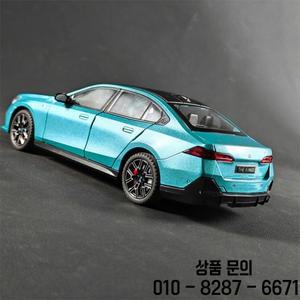 새로운 1/24 BMW I5 M60 Xdrive 전원 합금 자동차 디캐스트 모델은 14세 이상를위한 사운드 라이트 선물로