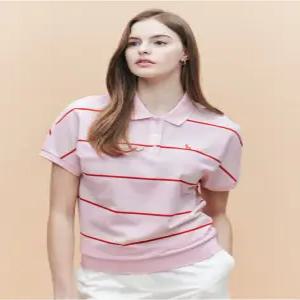 헤지스 여성 25SS 릴랙스핏 스트라이프 반팔 피케 티셔츠 라이트핑크 HSTS5BC34P1