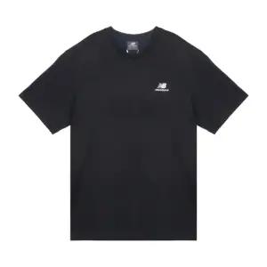 뉴발란스 UNI 에센셜 스몰로고 반팔티 NBNEFCO323-19