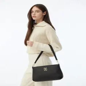 닥스 액세서리 여성 24SS [클리어런스] [스테디셀러]블랙 로고장식 소가죽 숄더백 겸 크로스백 WCBA4E471B