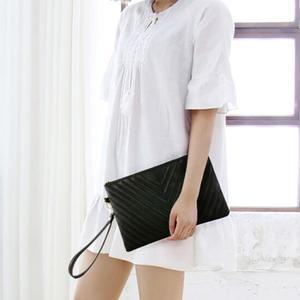 여자 데일리 가죽 브이 퀄팅 사각 스트랩 클러치백