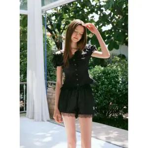 [롯데백화점]에고이스트 [BLUE LABEL]러플 숄더 슬림 블라우스(ER2OBL11,ER3OBL41)