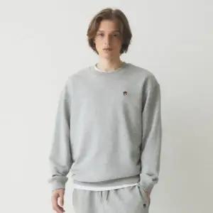 [롯데백화점]후아유 남녀공용 Steve Head Patch Sweatshirt WHMWE3921U