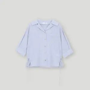 [롯데백화점]코데즈컴바인 스트라이프 오픈카라 블라우스 (CKB-BL513W6)