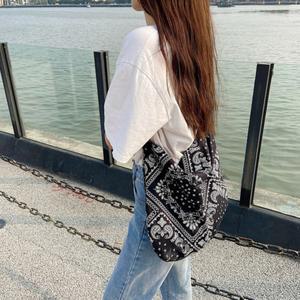 페이즐리 크로스백 43x36cm 면 에코백 여름 데일리백 블랙 화이트 숄더백