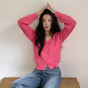[모어렌/MADE] 로에본 워셔블 심볼 브이넥 가디건 [tnt0778]