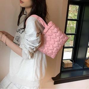 레네 여성 미니 하트 누빔 데일리 토트백 가방 L92280