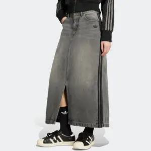 갤러리아 [ADIDAS]아디컬러 3-스트라이프 데님 펜슬 스커트/JW2659