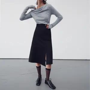 [롯데백화점]리이 ASYMMETRIC DENIM SKIRT (RQ2SKO024-0-EMA)