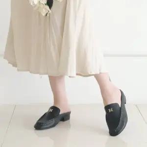 올리 에이치 골드 장식 펀칭 쿠션 통굽 뮬 블로퍼 2.5cm