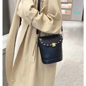 여성 캐주얼 숄더백 손가방(블랙)