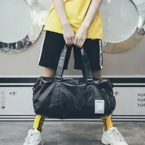 보스턴백 남자 헬스 스포츠가방 검정색 여성 디 모던한  디자인  검정색  보스턴백  남자