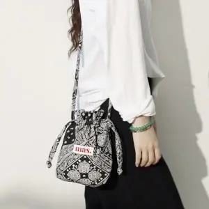 String cross bag  스트링백 반다나 블랙
