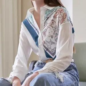 조디악 프린트 실키 스카프 레이어드 블라우스 MM10BL724FOY