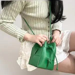 [다잇템] 여성 크로스 쁘띠 색상 엮음 독특한 스트랩 버킷백
