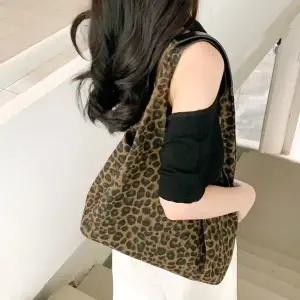 [다잇템] 여성 호피 스냅버튼 패턴 숄더백