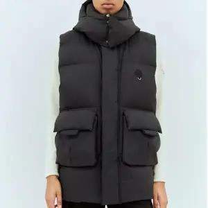 25 FW 몽클레어 X 윌로우 스미스 Sabela 사벨라 다운 패딩 베스트 J209T1C00001 M5093 999