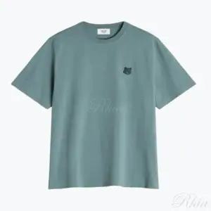 MAISON KITSUNE 볼드 폭스 헤드 패치 컴포트 반소매 티셔츠 상의 센느 블루 MM00127KJ01180081