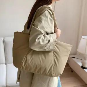 [모노무드]MNO 여성 패딩 가방 보부상 데일리 쇼퍼 숄더 백 베이지 숄더백 여자 휘뚜루마뚜루 데일리백
