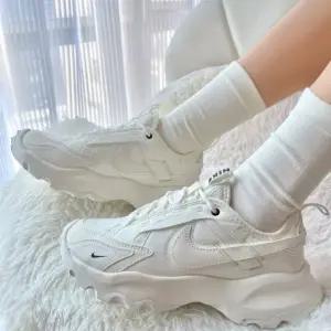 나이키 써밋화이트 TC7900 DD9682-100