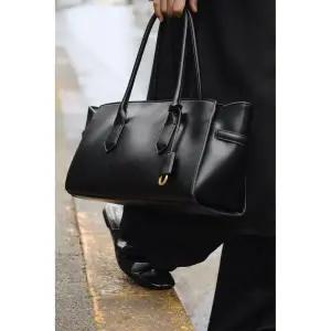 [정품] 자라 가방 데일리 출근 숄더백 ZARA 길쭉한 토트백 - 블랙