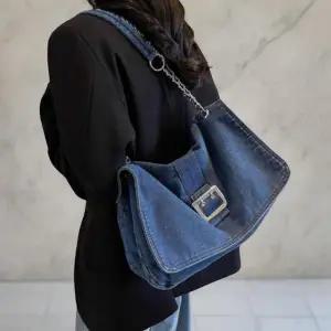 여성용 데일리 데님 숄더백 스퀘어 버클 디자인