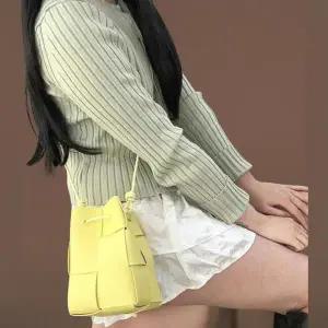 여성 독특한 색상 엮음 조절끈 크로스 미니 버킷백
