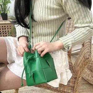 여성 독특한 색상 엮인 스트랩 크로스 미니 버킷백