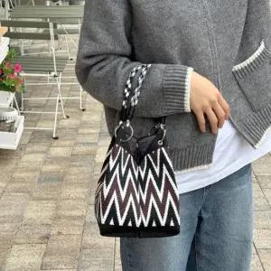 브랜드백 여성 스퀘어 니트백 토트백 컬러스트랩 겨울가방 여성겨울가방 여자겨울가방