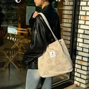 브랜드백 여성 코듀로이 스마일패치 숄더백 겨울가방 가을가방 천가방 골덴가방